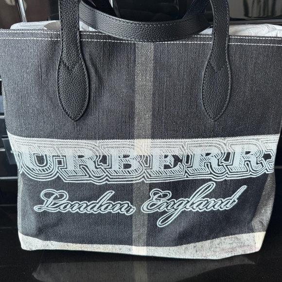 Reversible Burberry Beach Bag with dust bag - Picture 1 of 4